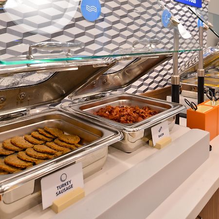 ホリデイ イン エクスプレス ロックフォード ラヴズ パーク Loves Park エクステリア 写真